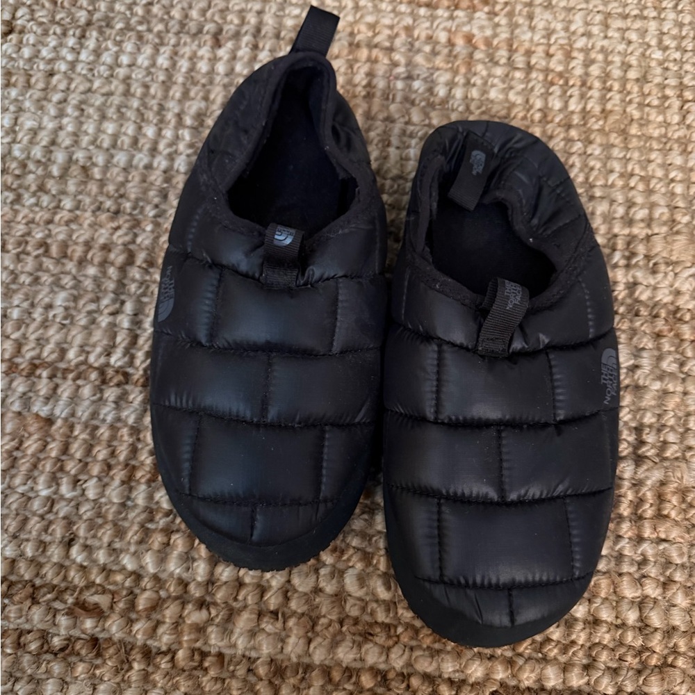 The North Face Black Quilted Women's Slippers